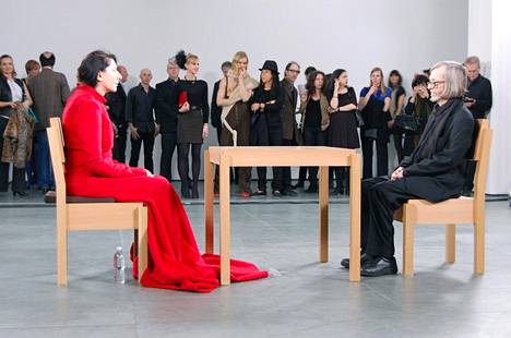Marina Abramović (vas.) istui vuonna 2010 kolmen kuukauden ajan kahdeksan tuntia päivässä New Yorkin modernin taiteen museossa MoMAssa ja kohtasi yhden ihmisen kerrallaan, ilman puhetta.  Performanssin nimi oli The Artist is Present.