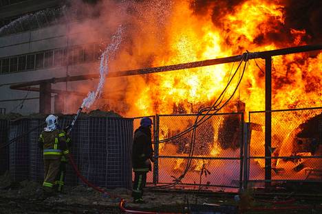 Pelastajat sammuttivat tiistaina tulipaloa lämpövoimalaitoksella, joka vaurioitui Venäjän ohjusiskussa Kiovassa.