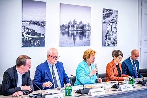Parlamentin valtuuskunta piti Unkarissa tiedotustilaisuuden. Vasemmalta mepit Daniel Freund, Petri Sarvamaa, valtuuskuntaa johtanut Monika Hohlmeier, Lara Wolters ja Sándor Rónai.