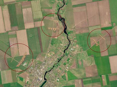 Satelliittikuva Nyžni Sirohozystä Hersonin alueelta. Kuva on otettu 14. maaliskuuta 2023, ja siinä näkyy linnoitteita esimerkiksi teiden kohdilla. HS on ympyröinyt tielinnoitteet alkuperäisestä satelliittikuvasta punaisella.