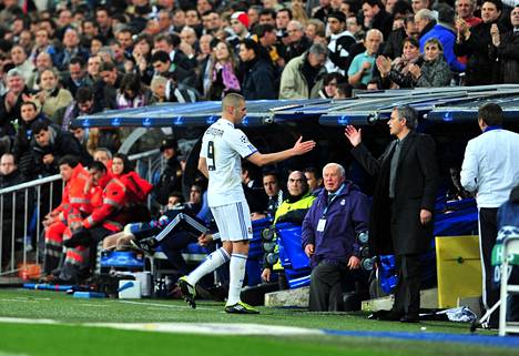 José Mourinho (oik.) tervehti Karim Benzemaa maaliskuussa 2011 otettuaan hänet vaihtoon.