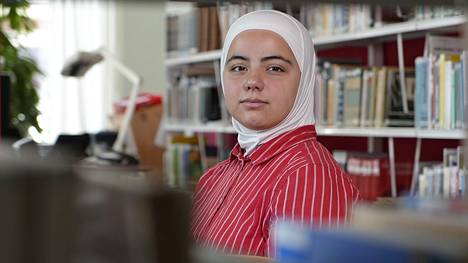 Tanskan viranomaisten mielestä Syyria on turvallinen etenkin naisille, joten juuri naisten oleskelulupia evätään. Yksi heistä on 18-vuotias lukiolainen Nadia Doumani. ”Pelkään paluuta Syyriaan, koska minua uhkaa kuolema”, Doumani sanoo.