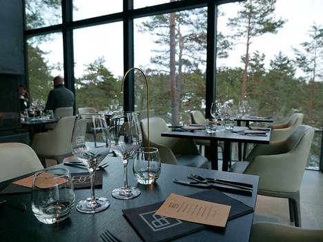 Ikkunan takana avautuva maisema on tärkeä osa The Berg -ravintolan sisustusta.