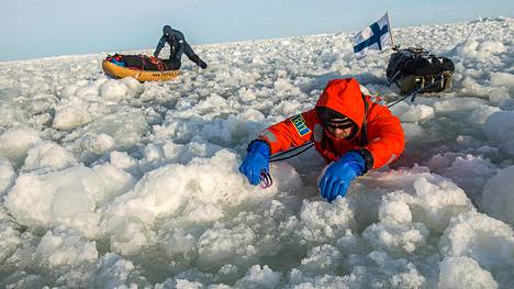 Suomalais­kolmikko teki huiman hiihto­retken yli Meren­kurkun – välillä piti möyriä jäälohkareiden seassa ja kainaloita myöten vedessä