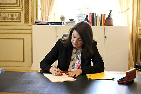 Ruotsin ulkoministeri Ann Linde kuvattiin historiallisella hetkellä allekirjoittamassa hakemusta.