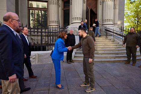 Yhdysvaltojen kongressin edustajainhuoneen puhemies Nancy Pelosi vieraili 1. toukokuuta Ukrainan pääkaupungissa Kiovassa tapaamassa presidentti Volodymyr Zelenskyiä.