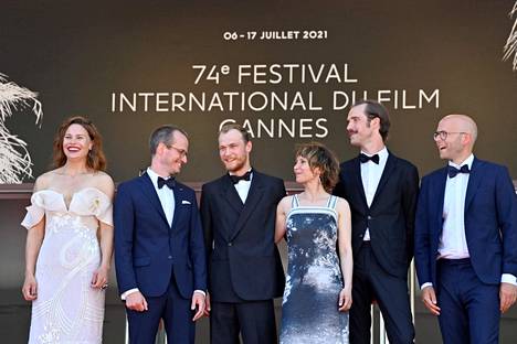 Hytti nro 6:n ensi-ilta Cannesissa: Yleisö taputti seisaaltaan  minuuttikaupalla, ohjaaja Kuosmanen meni sanattomaksi loistavasta  vastaanotosta - Kulttuuri 