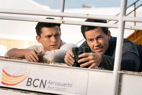 Nathan Drake (Tom Holland) ja Victor ”Sully” Sullivan (Mark Wahlberg) etsivät aarretta Uncharted-elokuvassa. 
