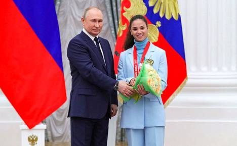Veronika Stepanova (oik.) osallistui huhtikuussa presidentti Vladimir Putinin isännöimään tilaisuuteen. 