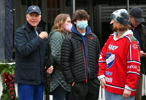 Maisy Bidenin käyttämä HIFK-paita on mainosten perusteella vuosikymmenen takaa. Joe Biden kävi Helsingissä valtiovierailulla maaliskuussa 2011. Hänellä oli mukanaan Maisy Bidenin isosisko Finnegan Biden.