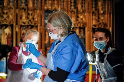 Salisburyn katedraalissakin toimii rokotuskeskus. Britannia on ehtinyt antaa viidennekselle väestöstään ensimmäisen rokoteannoksen.