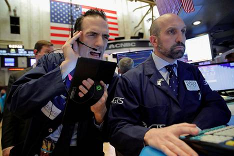 Pörssivälittäjiä kuvattiin New Yorkin pörssissä torstaina, jolloin osakekurssit laskivat rajusti.