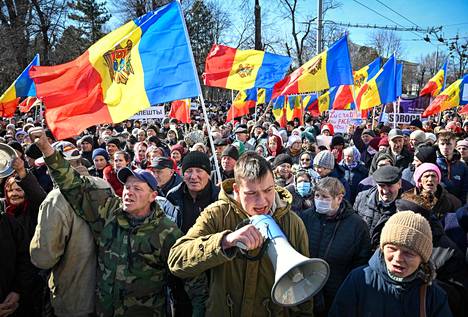 Noin 3 000 ihmistä osallistui EU-myönteisen hallituksen vastaisiin mielenosoituksiin Chișinăussa 12. maaliskuuta. 