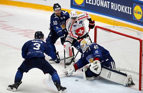 Sveitsin Gaetan Haas hätyytteli Suomen maalia Eurohockey-turnauksessa Brnossa toukokuun alussa.