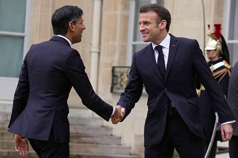 Britannian pääministeri Rishi Sunak (vas.) vieraili perjantaina Pariisissa tapaamassa Ranskan presidenttiä Emmanuel Macronia.
