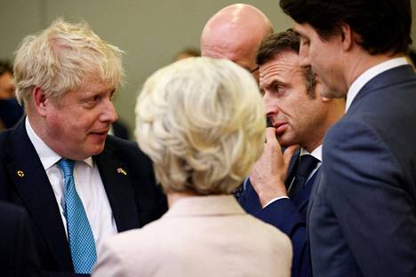 Britannian pääministeri Boris Johnson, Euroopan komission puheenjohtaja Ursula von der Leyen, Ranskan presidentti Emmanuel Macron ja Kanadan pääministeri Justin Trudeau keskustelivat ennen ryhmäkuvan ottamista.