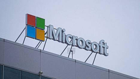 Microsoft-yhtiön kyltti toimistorakennuksen katolla Moskovassa maaliskuussa 2022.