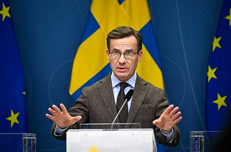 Ruotsin pääministeri Ulf Kristersson kertoo ymmärtävänsä valtiosihteerinsä päätöksen. Kuvassa Kristersson tiedotustilaisuudessa 24. tammikuuta.