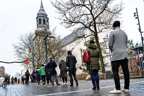 Ihmiset jonottivat koronatestaukseen Aalborgissa, Tanskassa 23. joulukuuta. Testaus on maassa poikkeuksellisen laajaa.