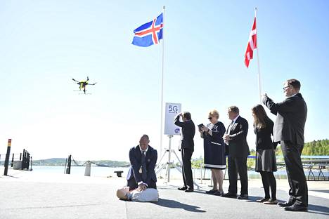 Pääministereille esiteltiin Örnsköldsvikissä 5g:hen liittyvistä hankkeista muun muassa defibrillaattorin sydänpysähdyspotilaalle tuova kuljetuskopteri.