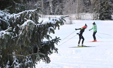 Pääkaupunkiseudulta löytyy jo latuja useasta paikasta. Kuvassa hiihtäjiä Espoon Oittaalla joulupäivänä.