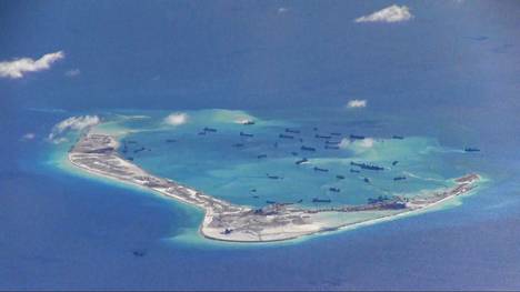 Vuodelta 2015 olevassa arkistokuvassa Kiinan alukset ruoppaavat satamaa Etelä-Kiinan merellä sijaitsevalla Mischiefin atollilla, joka kuuluu kansainvälisen sovittelupäätöksen mukaan Filippiineille.