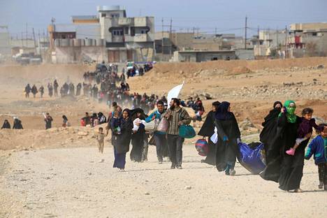 Mosulin kaupungin asukkaita pakeni kävellen kaupungin länsipuolen aavikolle keskiviikkona, kun taistelut Irakin armeijan ja terroristiliike Isisin välillä jatkuivat.