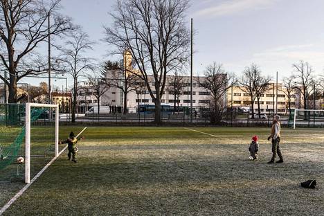 Selim, Amos ja Akseli Tuomivaara pelasivat jalkapalloa lumettomassa Helsingissä tammikuun alussa.