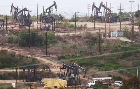 Kuva öljypumpuista Yhdysvaltain Los Angelesissa. 