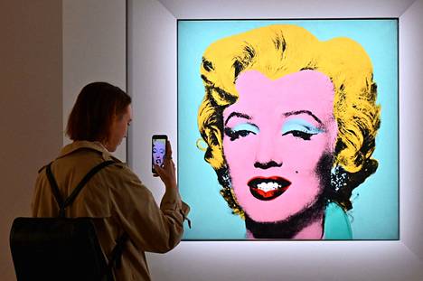 Andy Warholin teos Shot Sage Blue Marilyn oli esillä Christie’s-huutokaupan toimesta New Yorkissa ennen ennätysmäistä huutokauppaa.  