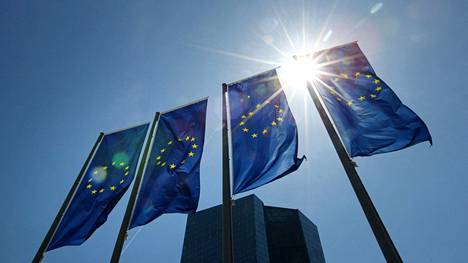 Euroopan keskuspankin pääkonttorissa Frankfurtissa suunnitellaan välineitä, joilla etenkin raskaasti velkaantuneiden eurovaltioiden varainhankinnan kustannukset yritetään pitää aisoissa.