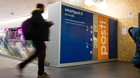 Suomi on postinjakelun kummajainen – Automaattien määrä kasvaa, samalla postin omat myymälät katoavat