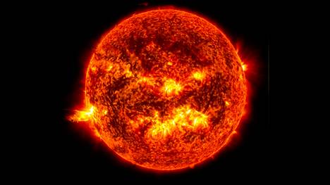 Geomagneettisen myrskyn aiheutti Auringosta lähtenyt koronan massapurkaus eli kaasupilvi, jonka lähtö havaittiin satelliittien ottamista kuvista. Kuva vuodelta 2013.