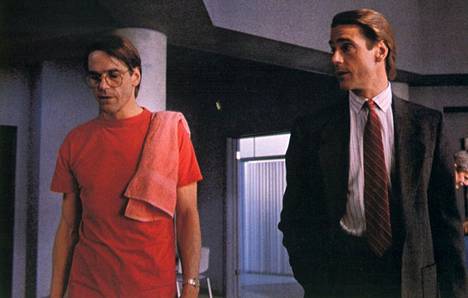 David Cronenbergin vuoden 1988 elokuvassa Erottamattomat gynekologiveljeksiä näytteli Jeremy Irons.