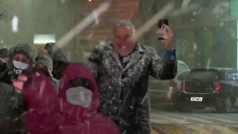 Etelä-Amerikka | Brasiliassa satoi lunta: video näyttää, kuinka ihmiset riemuitsivat kadulla