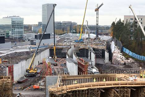Vuonna 2017 – noin kuukautta ennen kuin Länsimetro aloitti liikennöinnin – Keilaniemessä Kehä I:n tunnelityömaalla näytti tältä. 