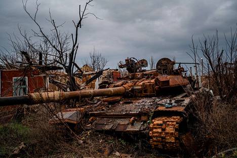 Tuhoutunut venäläinen panssarivaunu Hersonin alueella Ukrainassa joulukuussa. Venäjä on kokenut Ukrainassa mittavia kalustotappioita.