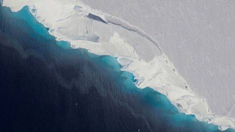 Massiivinen aukko Etelämantereen läntisen puolen mannerjäätikössä vuonna 2019. Aukko on 39 neliökilometrin kokoinen ja lähes 300 metrin korkuinen.