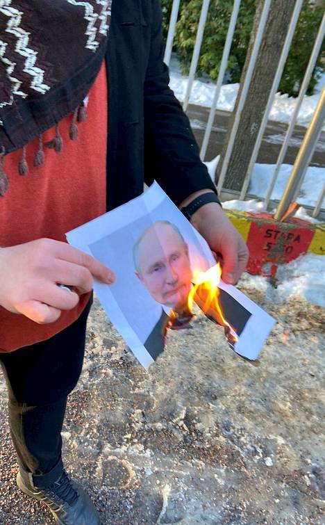 Lehtikuvan välittämä kuva, jossa Henrik Jaakkola polttaa Venäjän presidentin Vladimir Putinin kuvan Venäjän suurlähetystön edessä Helsingissä.  