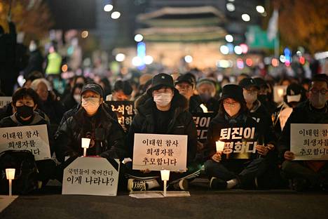 Ihmiset osallistuivat Itaewonin tragedian kynttilämuistotilaisuuteen Soulissa marraskuun alussa.