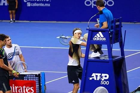Alexander Zverev rikkoi mailansa erotuomarin torniin Acapulcon tennisturnauksessa. 