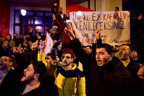 Ruotsia vastustavia mielenosoittajia Istanbulissa.