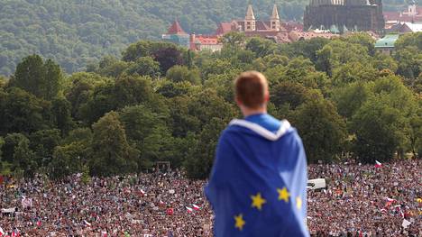 Pääministeriä eroa vaatinut suur­mielen­osoitus sai tuhannet marssimaan kaduille Prahassa