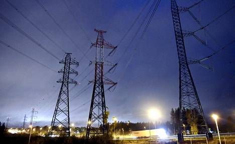 Suomen kantaverkkoyhtiö Fingrid kertoi keskiviikkona, ettei se peri sähköverkkoyhtiöiltä niiden kantaverkkomaksuja yhteensä neljän kuukauden ajalta. 