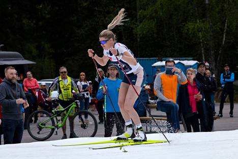Vilma Nissinen hiihti viime vuoden toukokuussa Oittaalla. Hän tähdittää supersprinttikisaa helatorstaina.