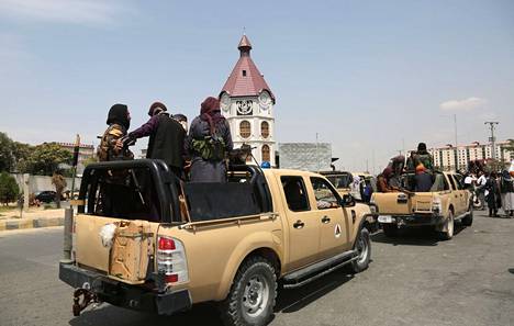 Äärijärjestö Talebanin taistelijat partioivat tiistaina Kabulissa.