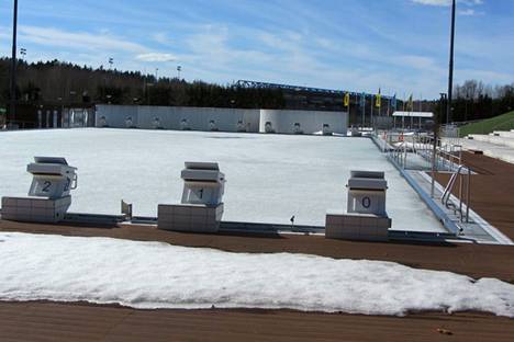 Espoon Leppävaaran maauimalan allas on huhtikuun puolessa välissä muurautuneena paksuun jäähän, mikä viivästyttää avaamista. Uimakauden on tarkoitus alkaa toukokuussa.