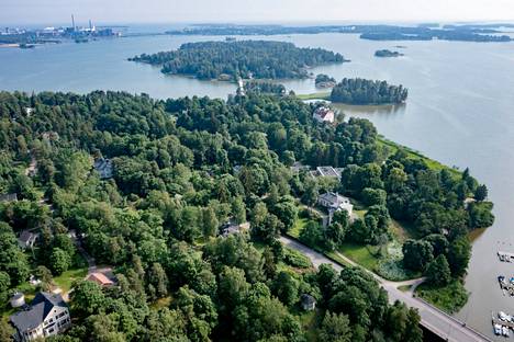 Meilahden huvila-alue on kulttuurihistoriallisesti arvokas ja suojeltu. Viime vuosina naapurustossa on aiheutunut ristiriitoja Helsingin kaupungin rakentamisen poikkeuskäytäntöjen takia.
