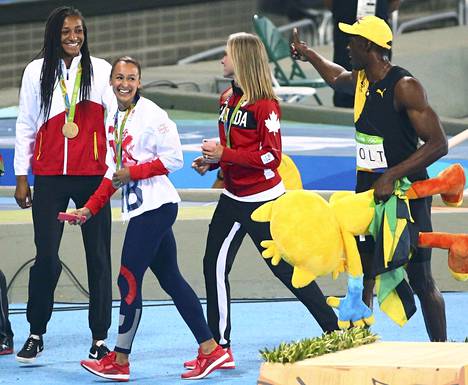 Jessica-Ennis Hill (toinen vasemmalta) juhli seitsenottelun olympiamitaleita Riossa 2016 Belgian Nafissatou Thiamin ja Kanadan Brianne Theisen-Eatonin kanssa. Usain Bolt antoi mitalisteille peukun muodossa omat terveisensä.