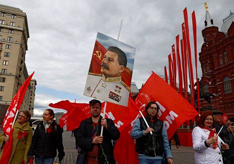 Mies kantoi Neuvostoliiton diktaattorin Josif Stalinin kuvaa Moskovassa voitonpäivän aattona Moskovassa maanantaina.